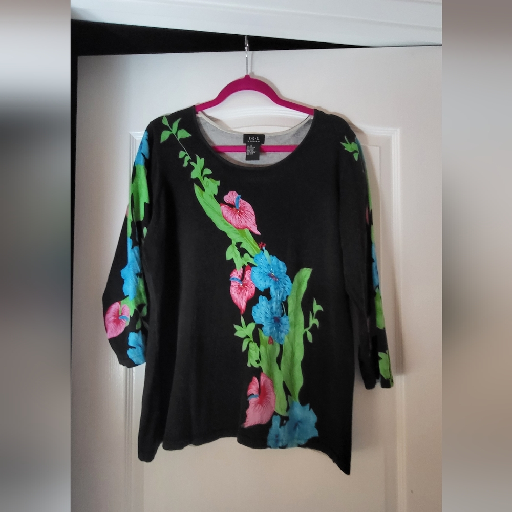 1X Black floral stretchy sweater beautiful colors